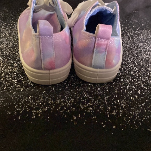 Sneakers - Picture 5 of 11